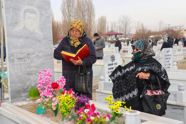 Nevruz aktiflikleri, halk ortasında "ölü bayramı" olarak isimlendirilen mezarlık ziyaretleriyle başladı
