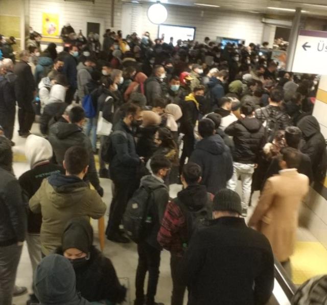 İstanbul'da arıza nedeniyle Üsküdar-Çekmeköy metro seferleri bir müddetliğine aksadı