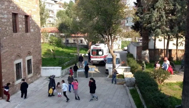 Husus bağımlısı şahıs, çocukların gözü önünde yere yığılıp kaldı