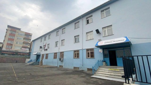 ofkeli veli ogrencilerin gozu onunde ogretmen 4 14802999 o