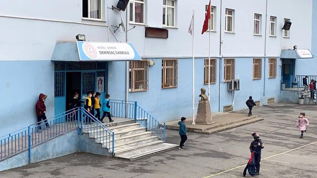 ofkeli veli ogrencilerin gozu onunde ogretmen 5 14802999 o