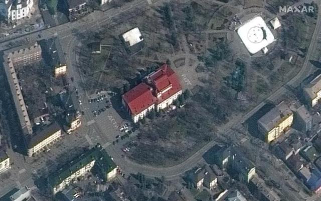 Rus ordusunun bombaladığı tiyatro binasında yürek yakan detay! Bahçesine Rusça "çocuk" yazılmış