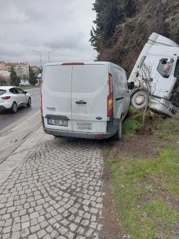 Tırın açık kalan dorsesi üst geçide çarpıp asılı kaldı