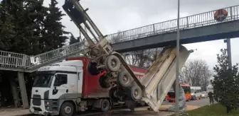 Tırın açık kalan dorsesi üst geçide çarpıp asılı kaldı