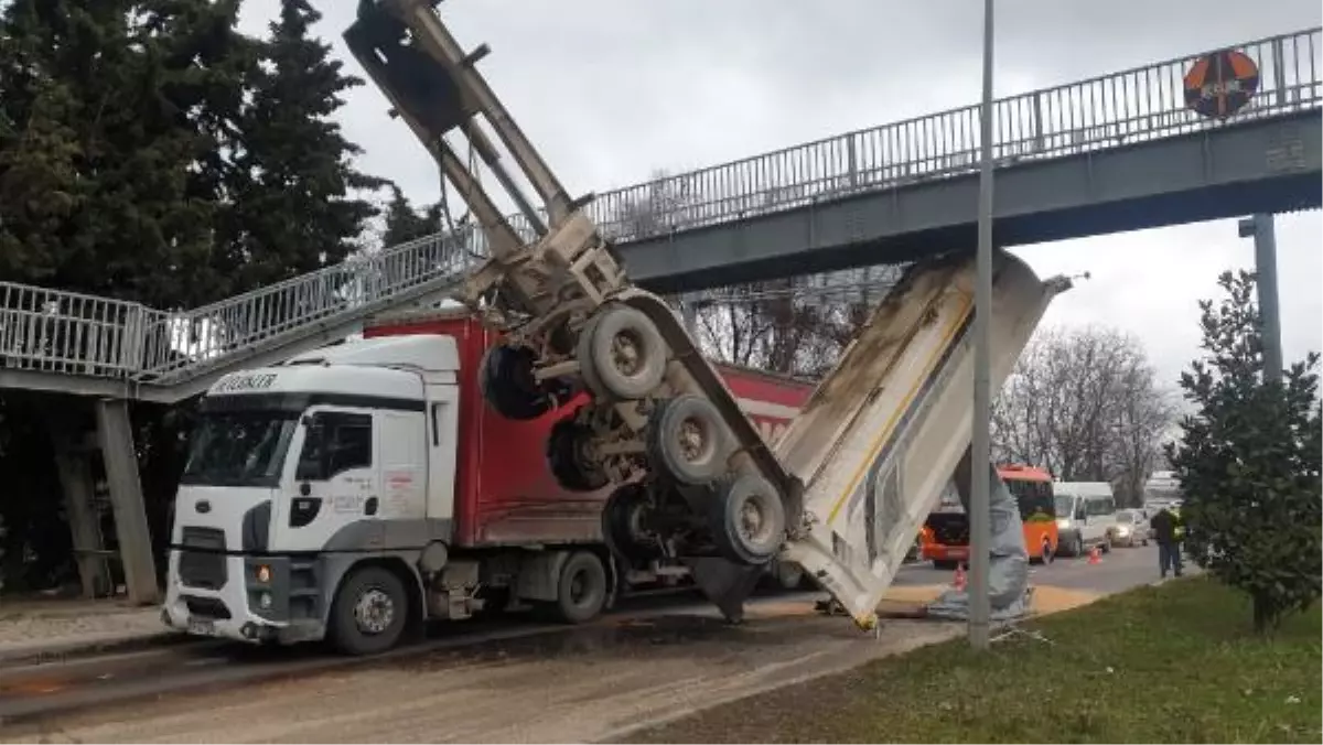 Tırın açık kalan dorsesi üst geçide çarpıp asılı kaldı
