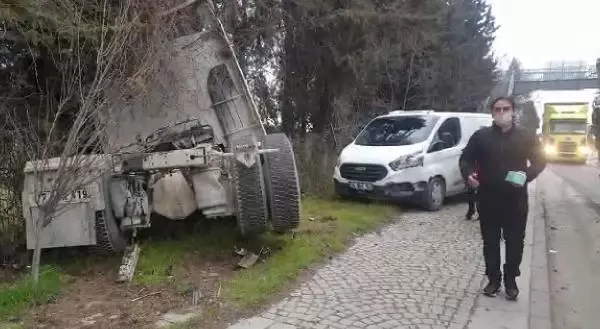 Tırın açık kalan dorsesi üst geçide çarpıp asılı kaldı