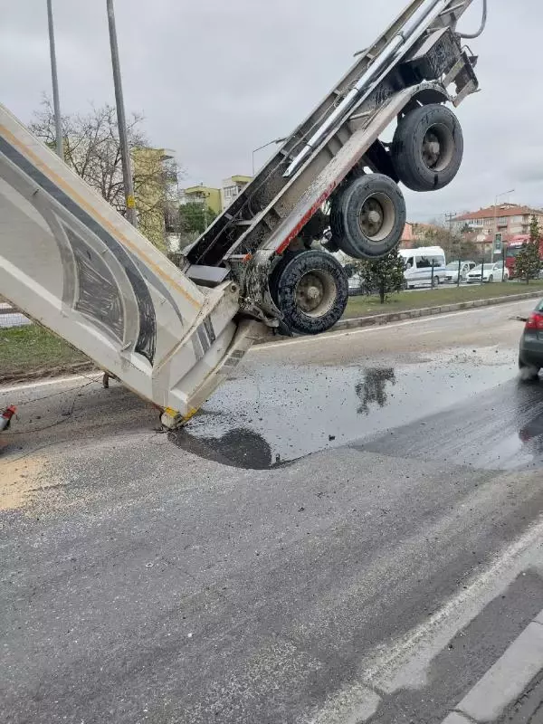 Tırın açık kalan dorsesi üst geçide çarpıp asılı kaldı