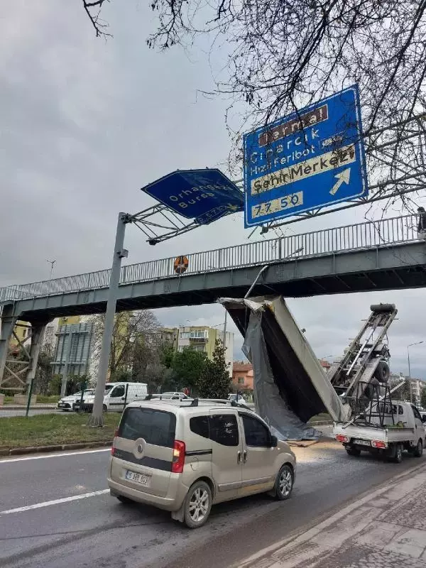 Tırın açık kalan dorsesi üst geçide çarpıp asılı kaldı