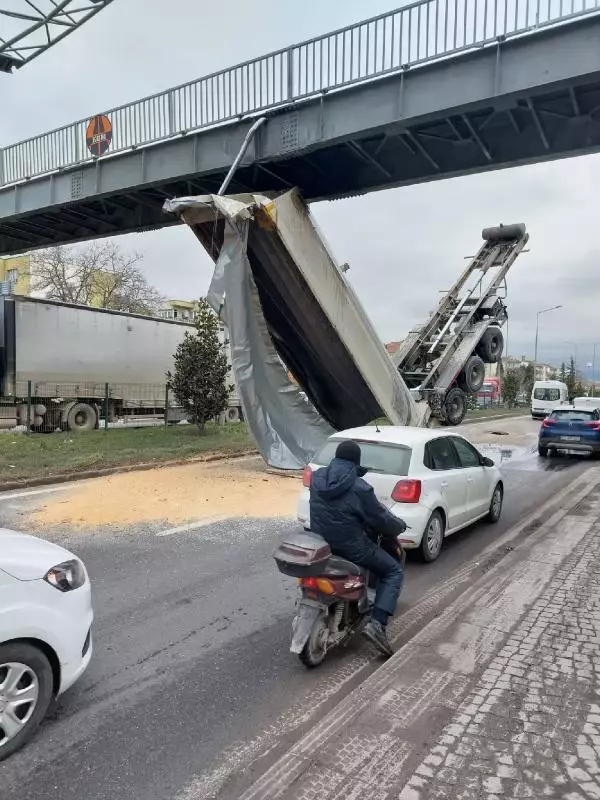 Tırın açık kalan dorsesi üst geçide çarpıp asılı kaldı