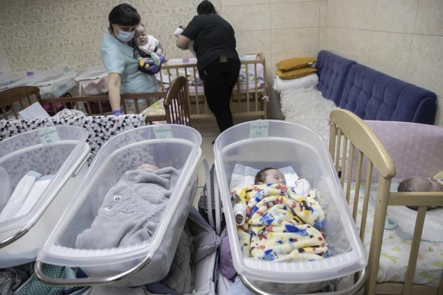 Ukrayna'da taşıyıcı annelerin doğurduğu bebekler biyolojik ailelerine kavuşamıyor