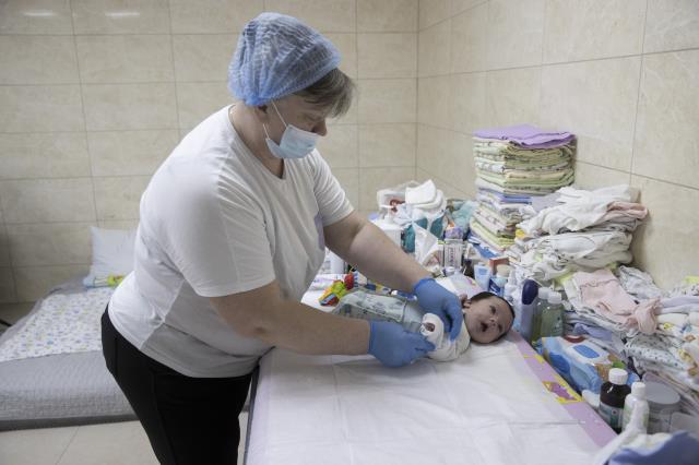 Ukrayna'da taşıyıcı annelerin doğurduğu bebekler biyolojik ailelerine kavuşamıyor