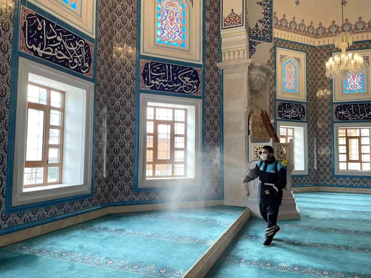 Zeytinburnu'ndaki camiler Berat Kandili'nde gül koktu