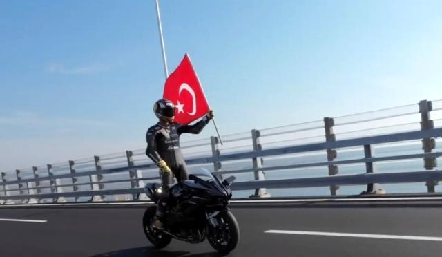 Asfalt ağladı! Kenan Sofuoğlu ve Toprak Razgatlıoğlu, Çanakkale Köprüsü'nden rüzgar üzere geçti