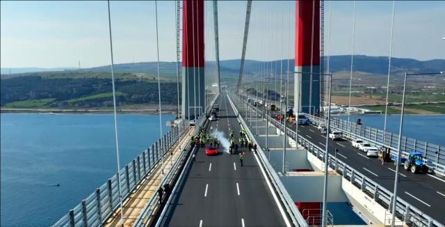 Asfalt ağladı! Kenan Sofuoğlu ve Toprak Razgatlıoğlu, Çanakkale Köprüsü'nden rüzgar üzere geçti