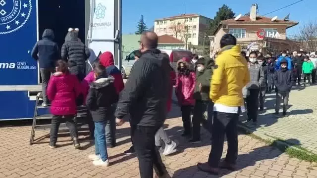 Beyaz perde tıra taşındı... Gezen sinema tırı Tekirdağ'da köydeki çocuklarla buluştu