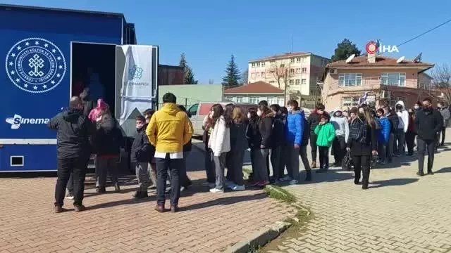 Beyaz perde tıra taşındı... Gezen sinema tırı Tekirdağ'da köydeki çocuklarla buluştu