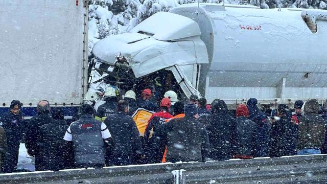 Bolu Dağı TEM Otoyolu, çok sayıda tırın karıştığı zincirleme kazalar nedeniyle trafiğe kapandı