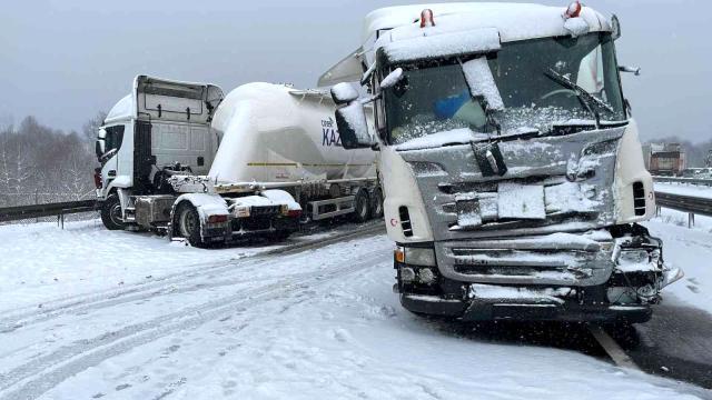 Bolu Dağı TEM Otoyolu, çok sayıda tırın karıştığı zincirleme kazalar nedeniyle trafiğe kapandı