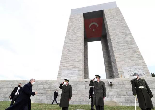 Çanakkale Zaferi'nin 107'nci yılı! Altın madalyalı Türk Bayrağı 253 bin şehit adına göndere çekildi