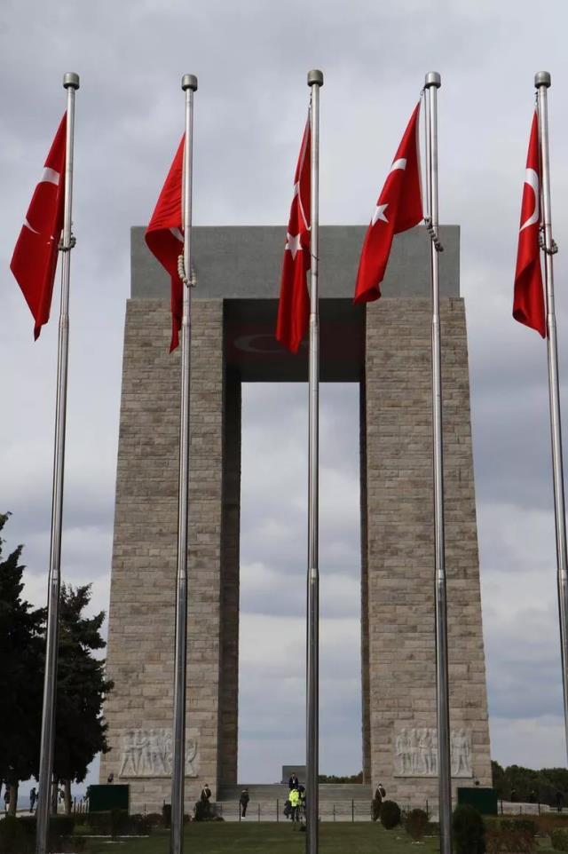 Çanakkale Zaferi'nin 107'nci yılı! Altın madalyalı Türk Bayrağı 253 bin şehit adına göndere çekildi