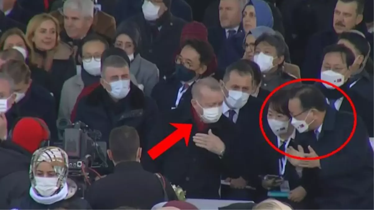Törende dikkat çeken görüntü! Cumhurbaşkanı Erdoğan, Güney Kore Başbakanı'nı dürterek kürsüye çıkardı