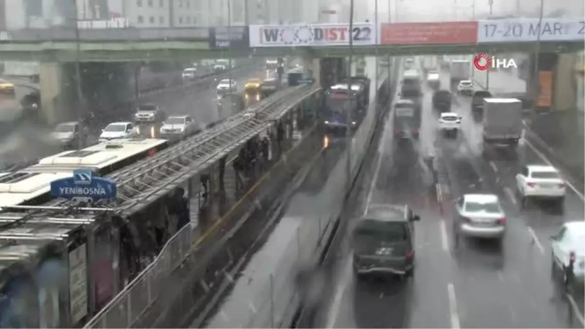 İstanbul'da beklenen kar yağışı etkisini gösterdi
