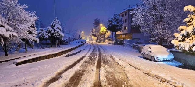 Kastamonu'da kar yağışı tesirli oluyor: 3 ilçede okullar tatil edildi