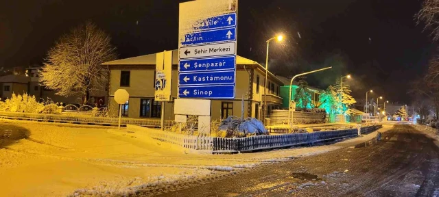 Kastamonu'da kar yağışı tesirli oluyor: 3 ilçede okullar tatil edildi
