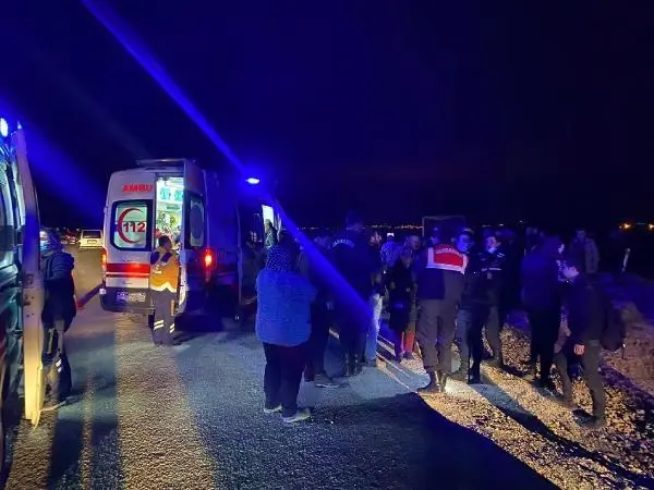 Kozan'da yolcu otobüsü şarampole devrildi: 23 yaralı