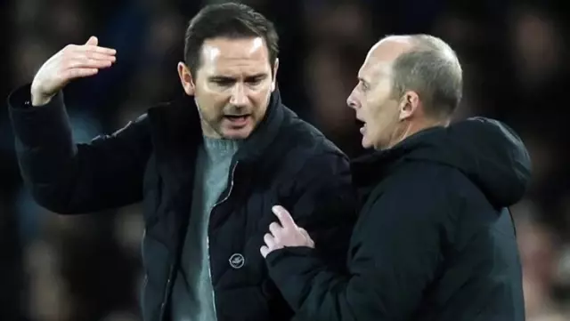 Lampard teknik direktörlüğe alışamadı! Gole sevinirken elini kırdı Lampard teknik direktörlüğe alışamadı! Gole sevinirken elini kırdı