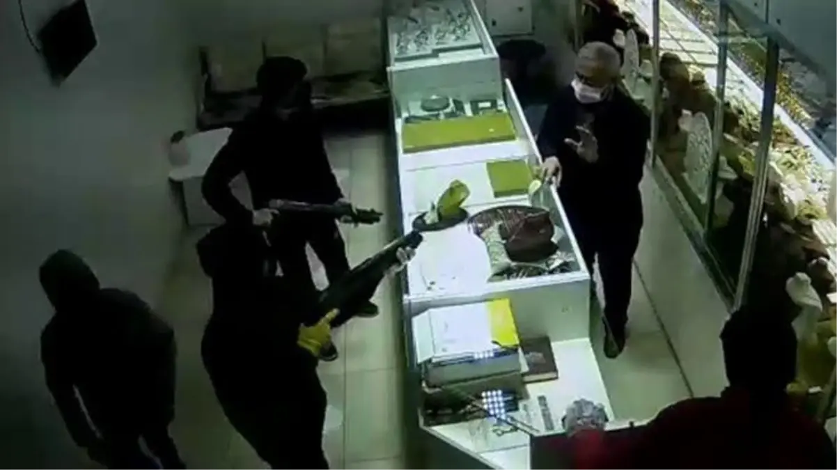 Maske ve silahlarla kuyumcu soyup çaldıkları altınları mezara gömdüler