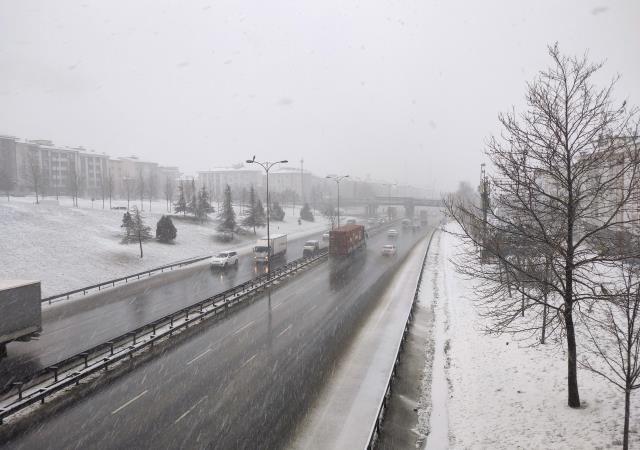 Meteoroloji'nin raporuna nazaran İstanbul'da tesirli olan kar yağışı salı gününe kadar devam edecek