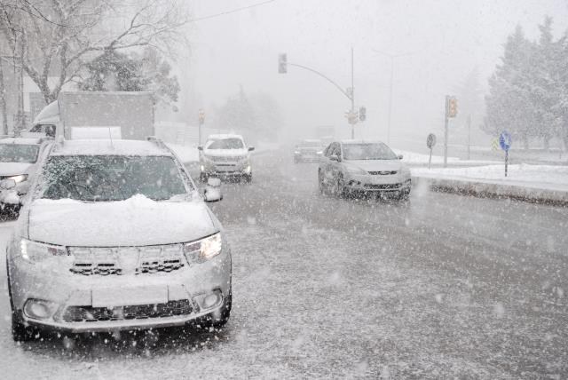 Meteoroloji'nin raporuna nazaran İstanbul'da tesirli olan kar yağışı salı gününe kadar devam edecek