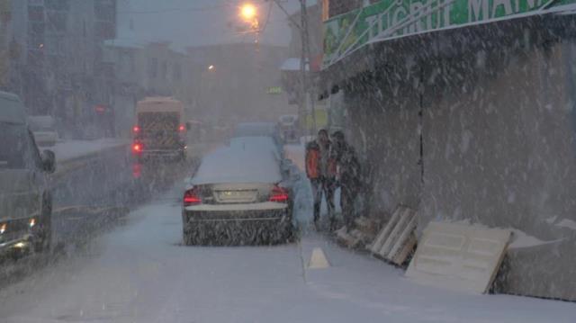 Meteoroloji'nin ihtarları sonrası İstanbul'da beklenen kar yağışı başladı