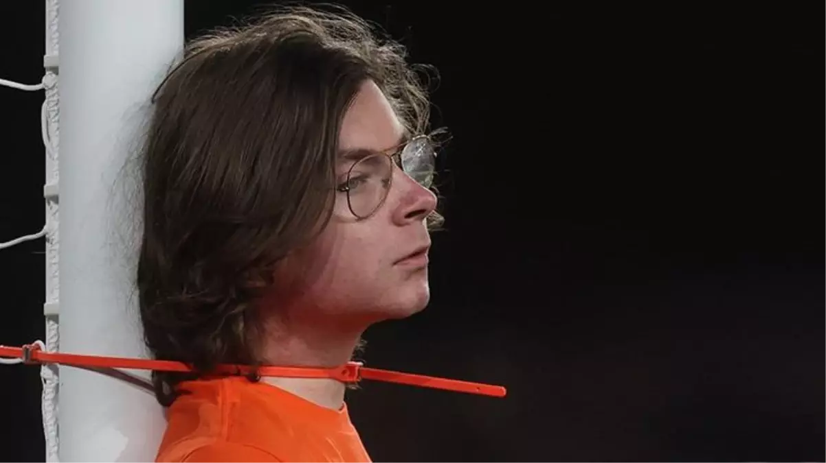 Premier Lig'de akıllara durgunluk veren an! Kendisini boynundan kale direğine kelepçeledi