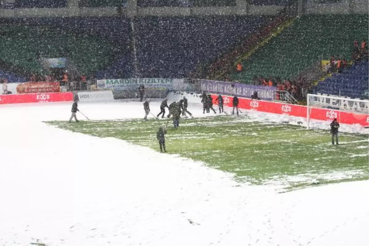 Rize'de sahaya inen taraftarlar kar temizliği yaptı