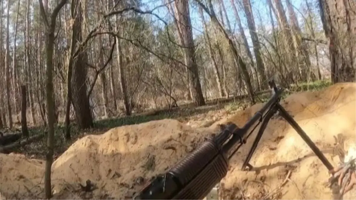 Ruslarla çatışma anını görüntüleyen Ukrayna askeri, kayıttayken mermilerin hedefi oldu