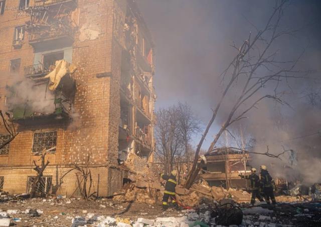 Rusya'nın akınları şiddetleniyor! Kiev'de 5 katlı apartman füze ile vuruldu