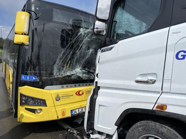 Sancaktepe'de aksi tarafa giren tır ile İETT otobüsü baş başa çarpıştı