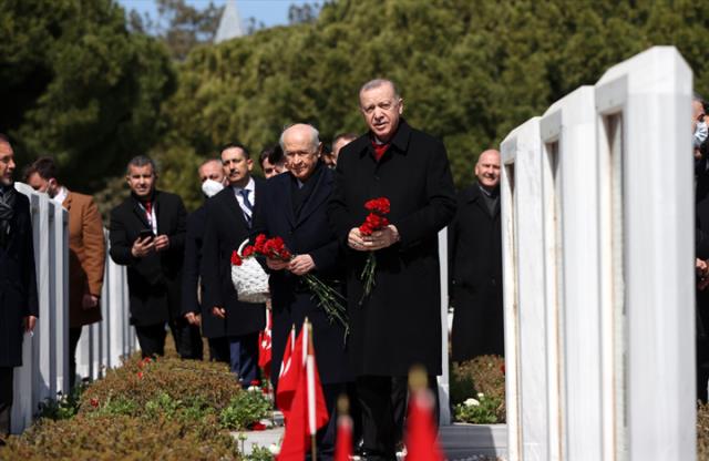 Törene damga vuran görüntü! Cumhurbaşkanı Erdoğan, Osmanlı sancağını öpüp başına koydu