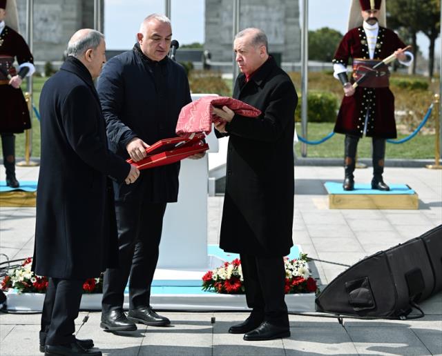 Törene damga vuran görüntü! Cumhurbaşkanı Erdoğan, Osmanlı sancağını öpüp başına koydu