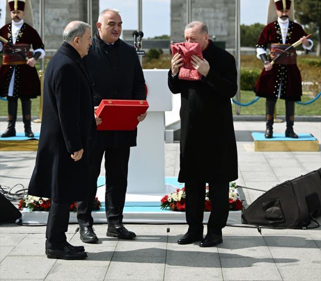 Törene damga vuran görüntü! Cumhurbaşkanı Erdoğan, Osmanlı sancağını öpüp başına koydu