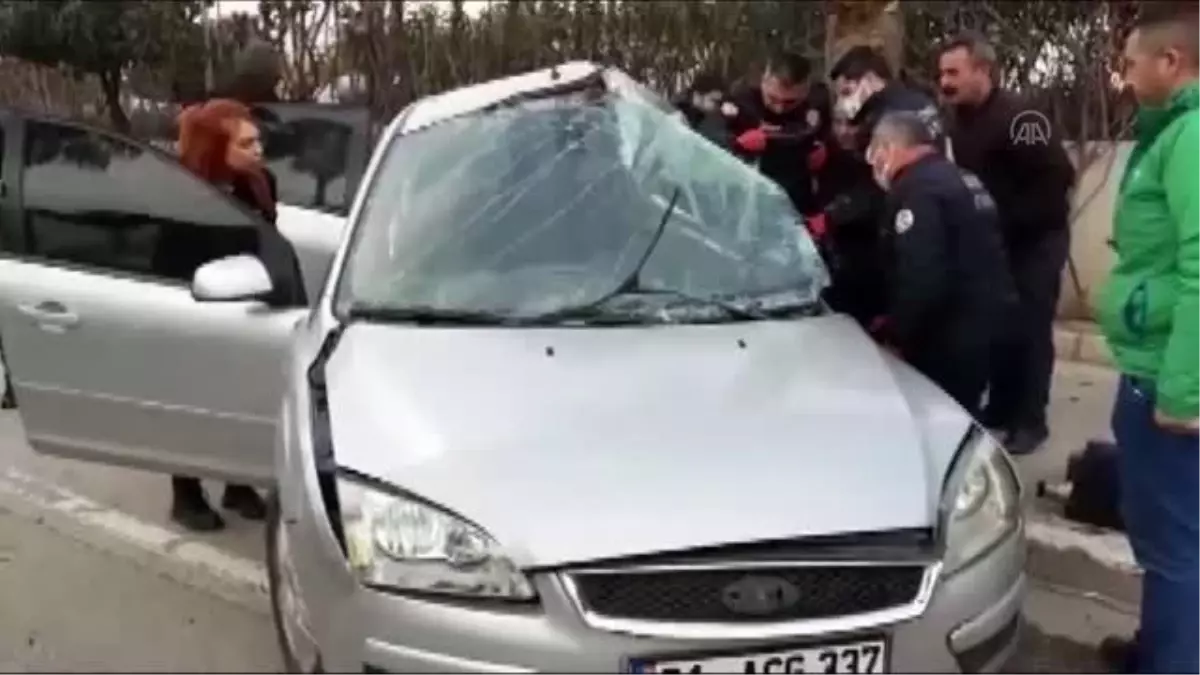 Ağaca çarpan otomobildeki iki kişi yaralandı