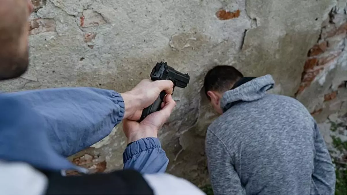 Arkadaşını öldürüp eline silahı tutuşturdu! İntihar süsü verilen cinayeti ekiplerin dikkati aydınlattı