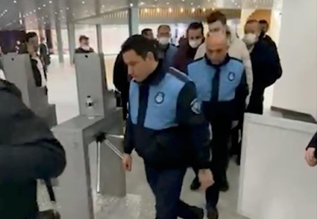 Bakırköy Belediyesi zabıtaları yerli-yabancı ziyaretçilerin önünde Nobel Expo Fuarı'nı bastı