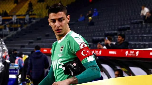 Berke'nin yeri çabuk doldu! Ali Koç, Beşiktaş maçında üç penaltı kurtaran kaleciye imza attırdı