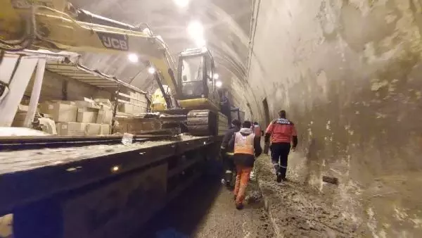 Bolu Dağı Tüneli'nde 18 araç çarpıştı: 30 yaralı - Yeniden