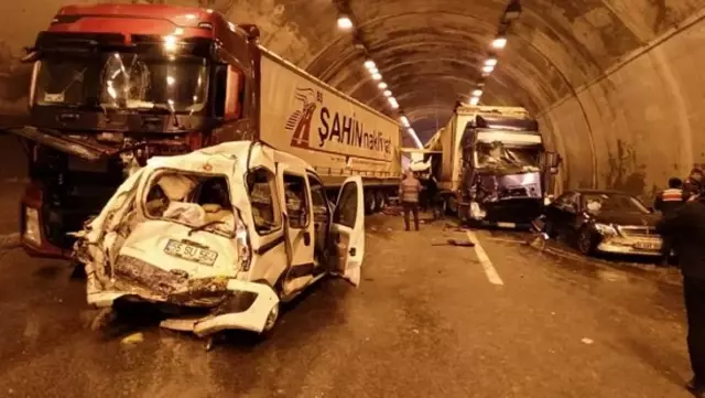 Son dakika! Bolu Dağı Tüneli'nde 18 aracın birbirine girdiği kazanın kamera imajları ortaya çıktı