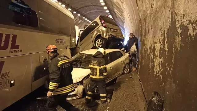 Bolu Dağı Tüneli'nde şoför, kağıt üzere olan araçtan burnu bile kanamadan çıktı