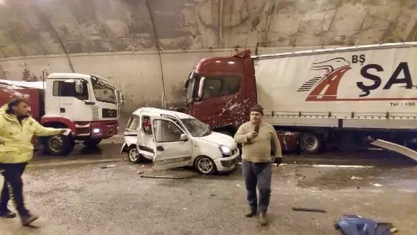 Bolu Dağı Tüneli'nde 18 araç çarpıştı: 30 yaralı - Yeniden